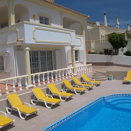 度假居 In Olhos De Agua Mit Privatem Pool
